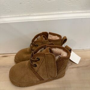 Ugg baby 4/5 (12-18mo) Neumel Slipper Boot Shoes sold out